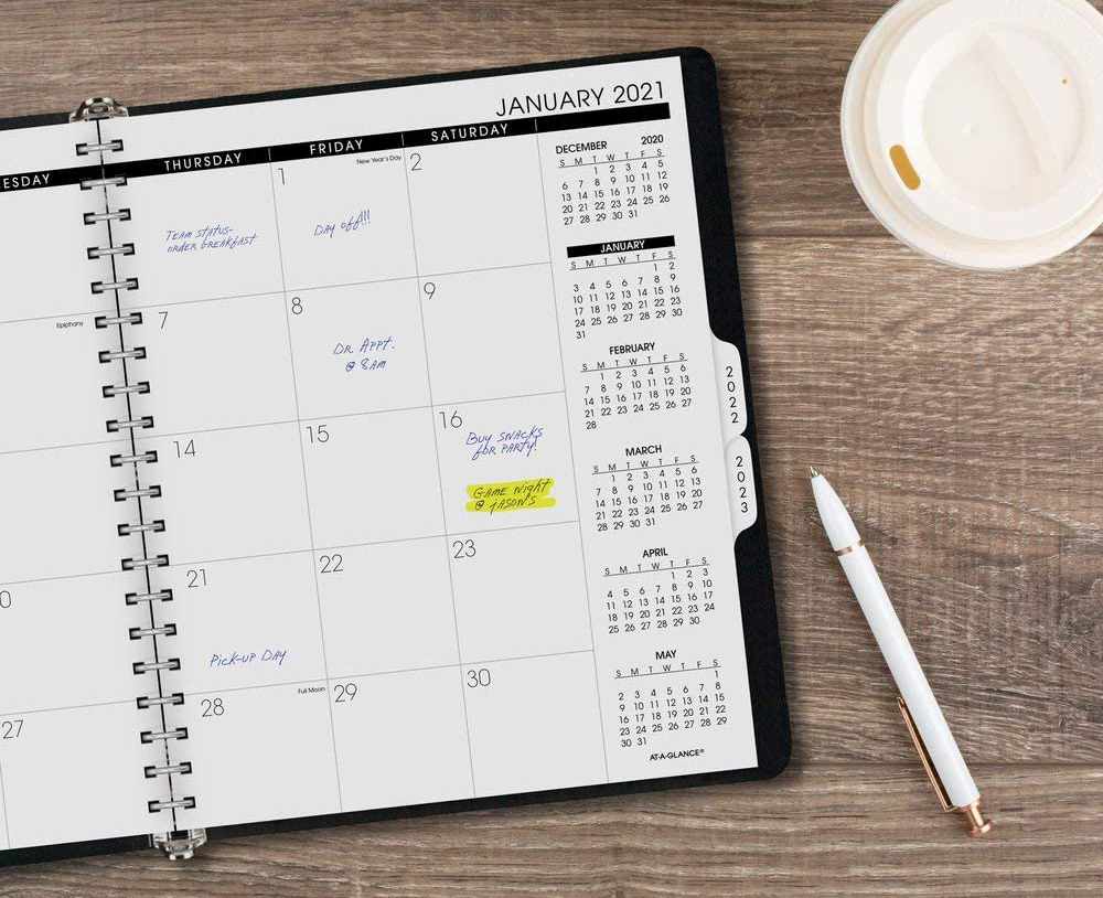 Calendario da tavolo agenda per studenti con penne e matite 